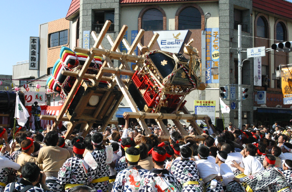 団車と神輿の大喧嘩 伊万里トンテントン祭り 佐賀県伊万里市 Matsuris マツリス